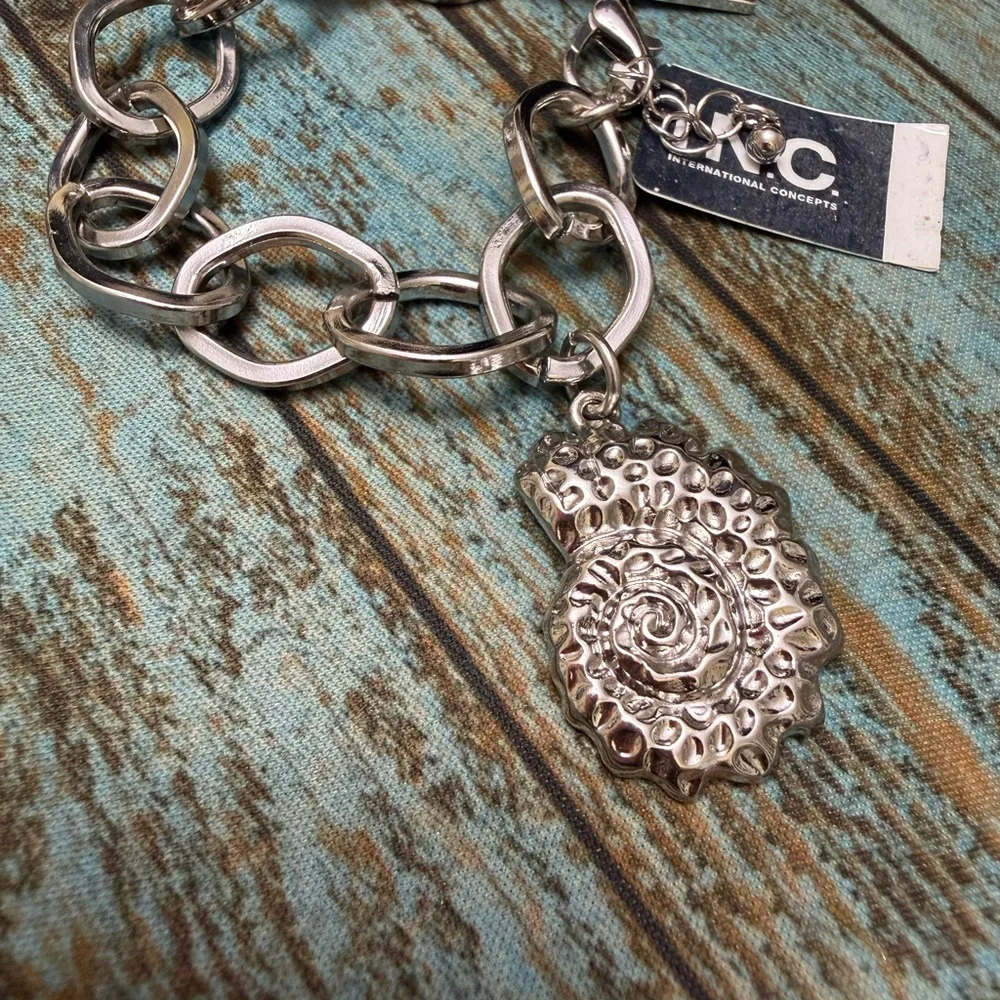 NWT INC International Concepts Coastal Silver Seashell Charm Chain Bracelet